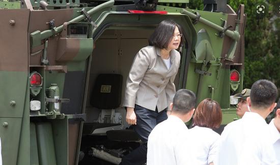 蔡英文坐“云豹”装甲车