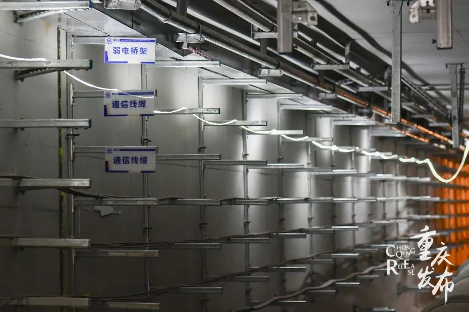 综合仓两侧墙壁,预留了弱电、三大运营商通信线路的通道。