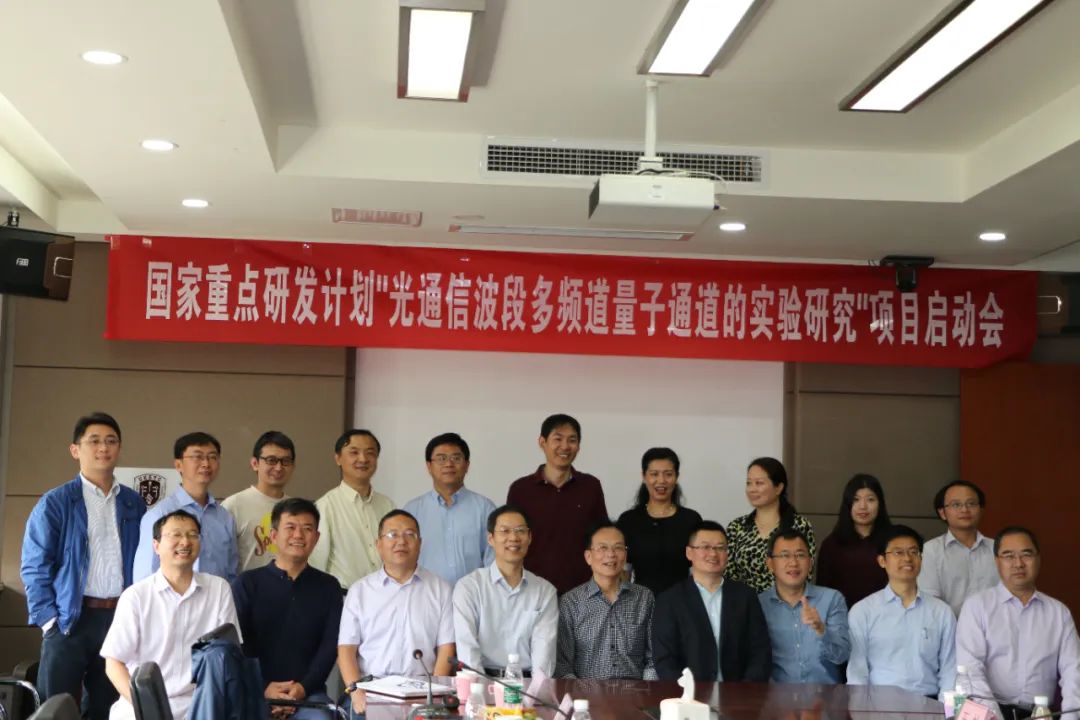 图为瑶乡群众庆祝牛塘背村水泥路通车。(汪文卿/摄)