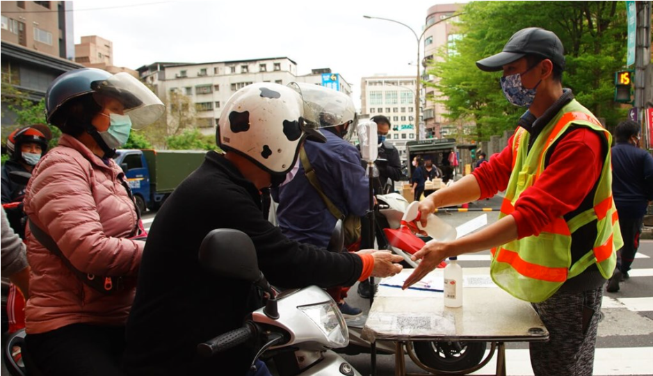 新北市中和区某公寓周边市场出入口29日加强进出管制措施。图自台湾“中央社”