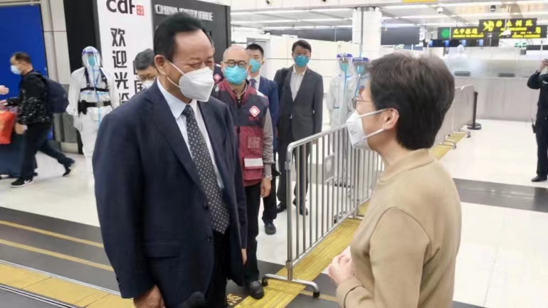 林郑月娥(右)迎接专家组抵港 图源:香港文汇网
