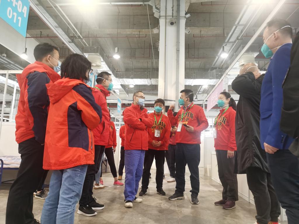 陈尔真(右四)和管理团队(受访单位供图)
