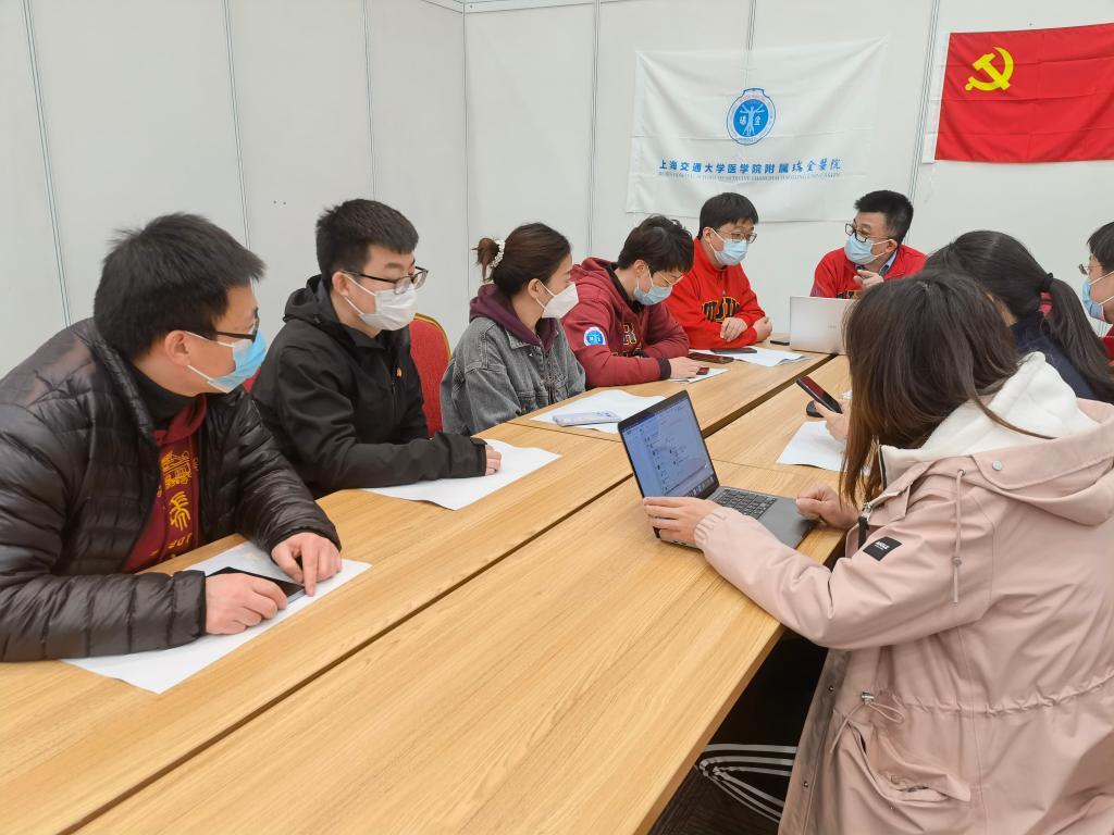陈尔真(左六)和管理团队研讨收治方案(受访单位供图)