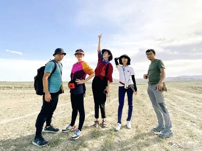 《无穷之路》五人摄制组 图片来源:陈贝儿微博