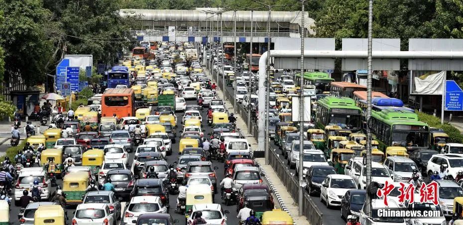资料图:印度首都新德里街头堵车。
