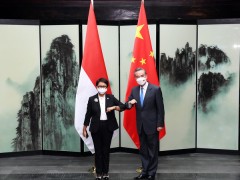 王毅同印尼外长蕾特诺举行会谈