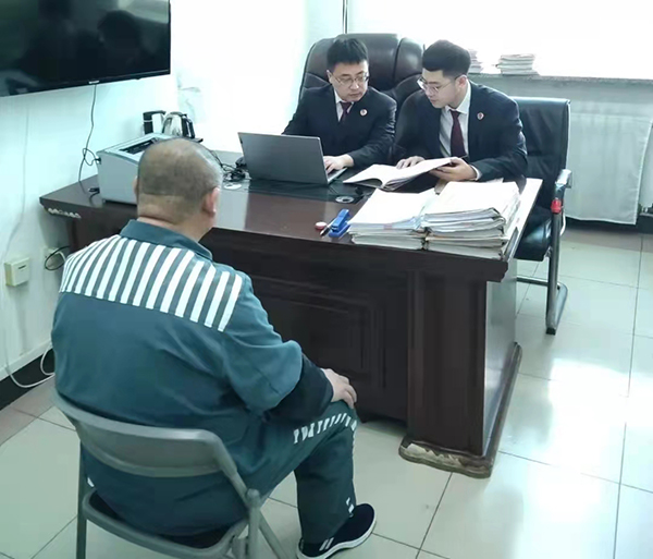 　　巡回检察组成员与罪犯谈话　张凌霄摄 