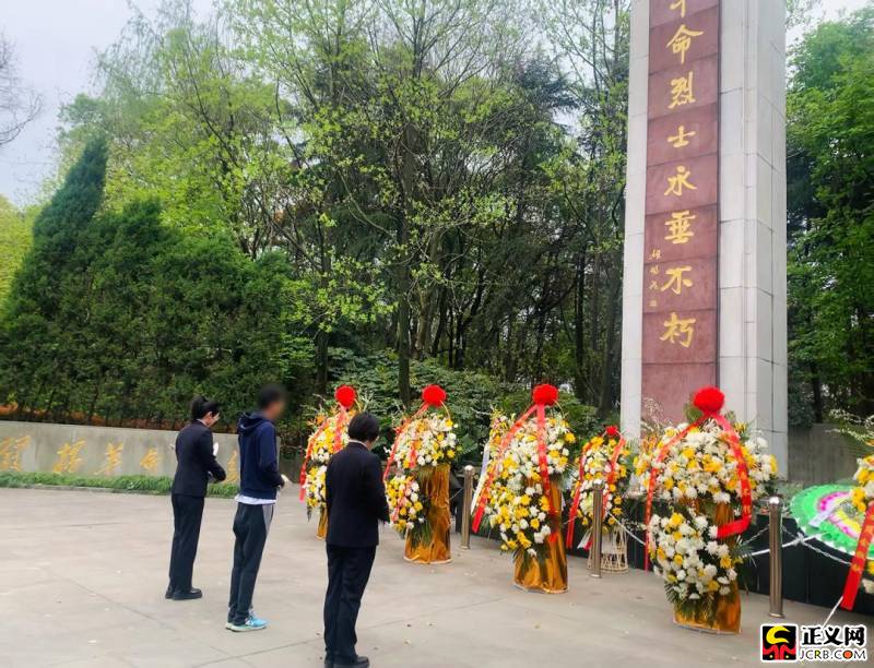 陈某在检察官的陪同下来到临平山上的革命烈士纪念碑前献花、扫墓。