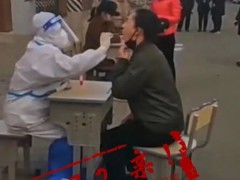 上海用同一拭子为两位市民做核酸检测？视频拍摄地不是上海，也未记录全程