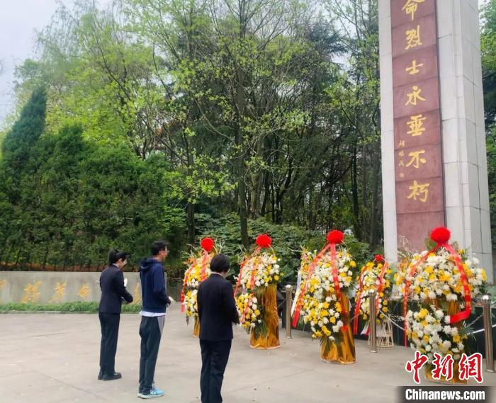 被告于革命烈士纪念碑前缅怀英烈