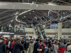 台高铁断电7小时影响逾12万人 电塔倒塌瞬间司机跳车逃命