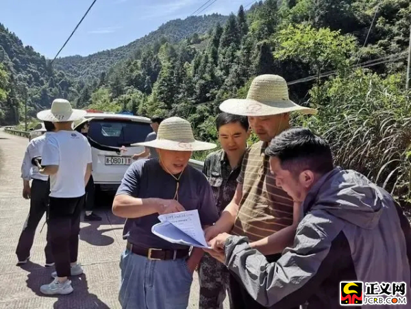 　　浙江军地检察官与专家进行现场勘查。
