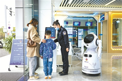 安徽省阜阳市的徐女士在江苏省盐城市为孩子跨省办理上学要用的证件。 (图片来源:视觉中国)