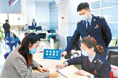 福建省厦门市翔安区行政服务中心内,税务工作人员为市民办理跨省涉税业务。蔡立锽 摄