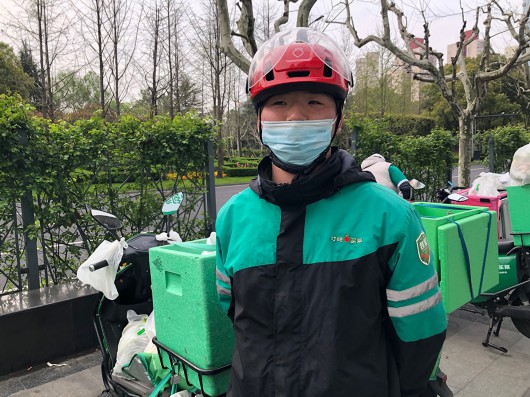 分拣员、配送员忙碌工作。
