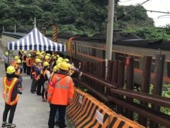 台铁“太鲁阁号”49人罹难事故一周年 台媒批台铁事故不减反增