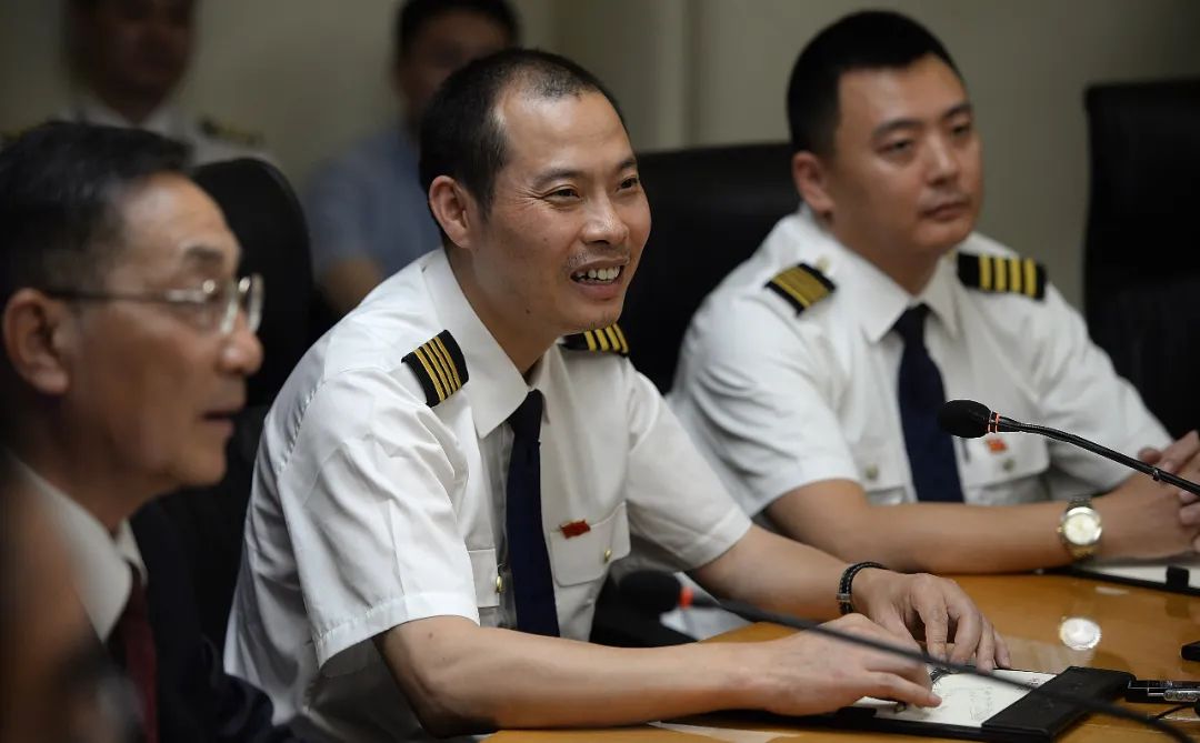 2018年5月16日,刘传健(中)与机组接受采访 图源:人民日报