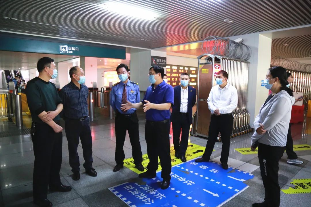 　　肖开斌在郴州西高铁站督导疫情防控工作
