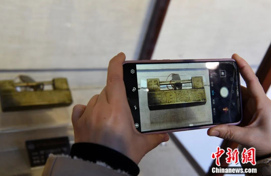 清代刻“百福日生”锁。中新社记者 刘可耕 摄