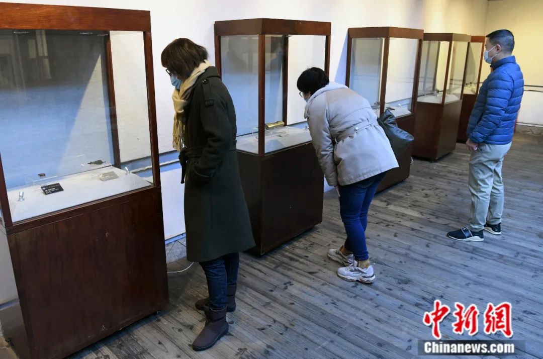 “锁出别样——历代锁具精品展”展出的锁具吸引参观者。中新社记者 刘可耕 摄