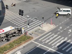 上海一货车与救护车碰撞后侧翻，警方通报调查情况