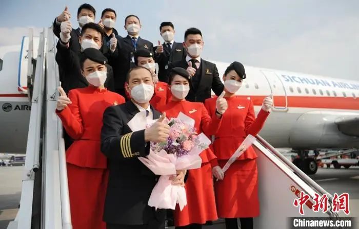 图为“英雄机长”刘传健机组接援湖北医疗队队员回家并亮相。刘忠俊 摄