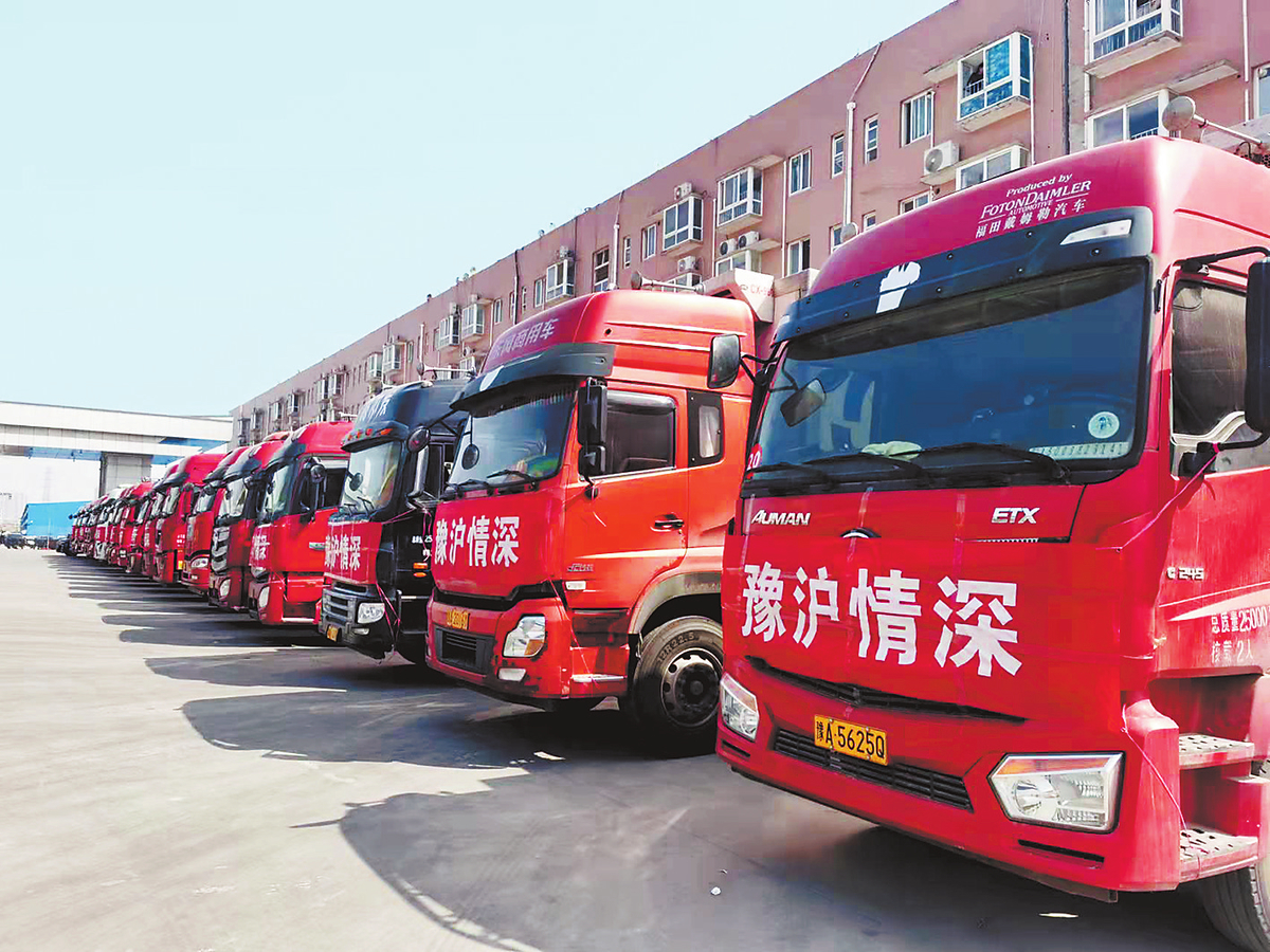 4月2日,满载河南援助上海市300吨蔬菜的大货车准备发车。(受访者供图)