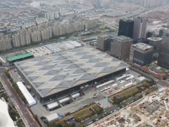 上海世博展览馆方舱医院迎来首批患者出院