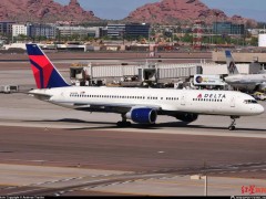 美国将调查一架波音客机飞行时前风挡玻璃碎裂事件