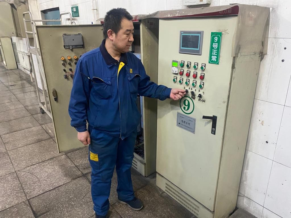 3月31日,王迪在火化车间巡检设备。(受访者供图)