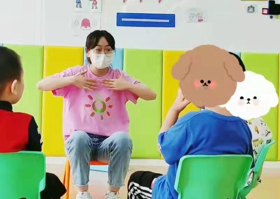  星星雨教育机构的老师和小朋友们。图片来源：受访者供图
