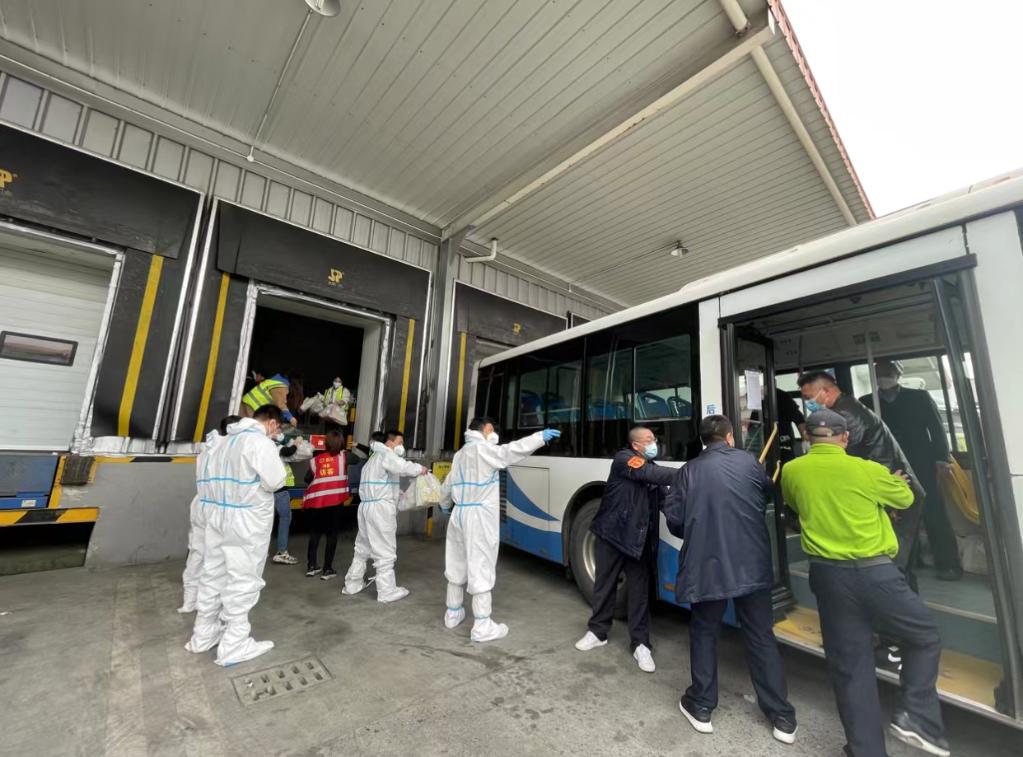 　　986路公交车搭载大批蔬菜准备运往浦东多个居民区。（受访者供图）