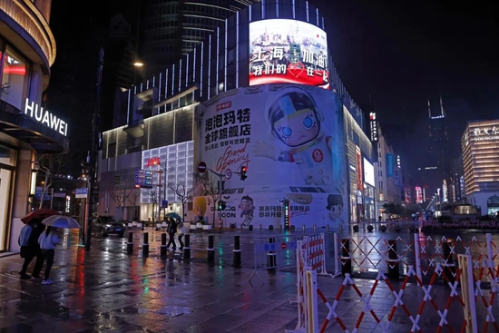 4月1日3时至4月5日3时，上海市浦西地区将作为第二批实施封控。这一批核酸检测涉及人数1600万人，管控范围12个区。&nbsp; &nbsp;中新社记者 殷立勤 摄
