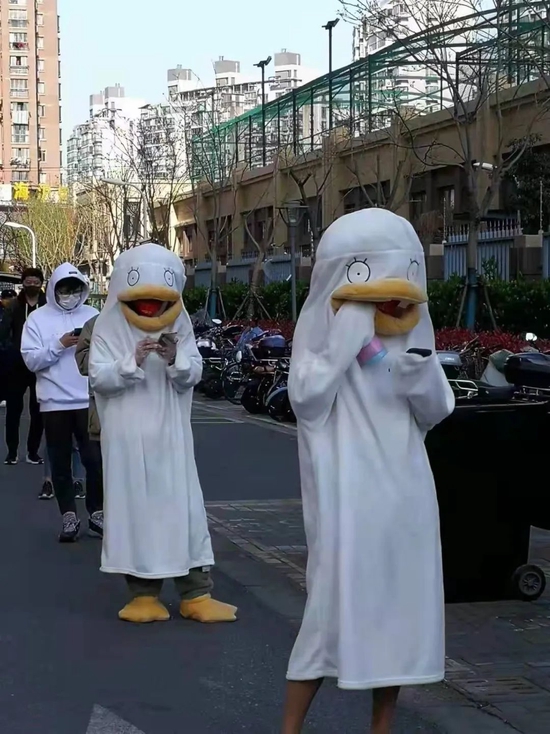 ▲或许是珍惜这难得的“放风时刻”,或许是为了防护,一些居民套上卡通服饰,成为一道靓丽的风景。