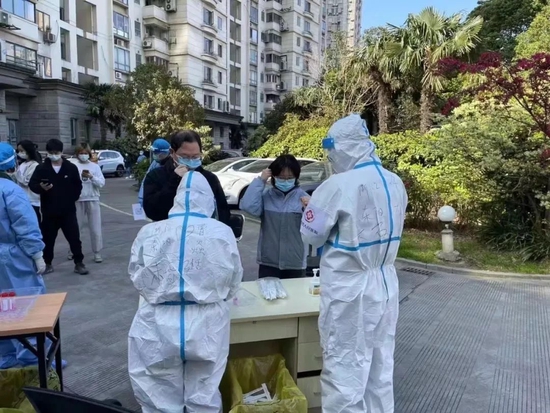▲普陀区,浙江东阳援沪小姐姐,大白衣服上写着:未婚。拍摄者配文:“我估计,这手势对老年人特别温柔”。