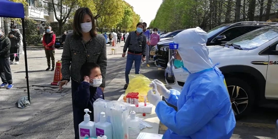 ▲上午10点多,白玉兰馨园的一位小朋友,在做完核酸后向支援上海的安徽医生敬礼,表达他感激的心情。