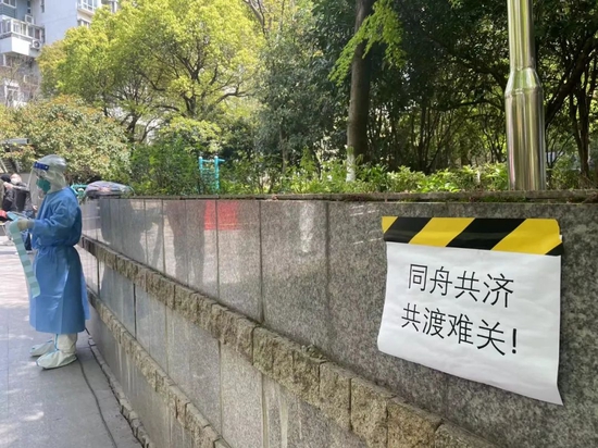 ▲来自宁波市医疗中心李惠利医院的大白给闵行一小区居民做核酸。