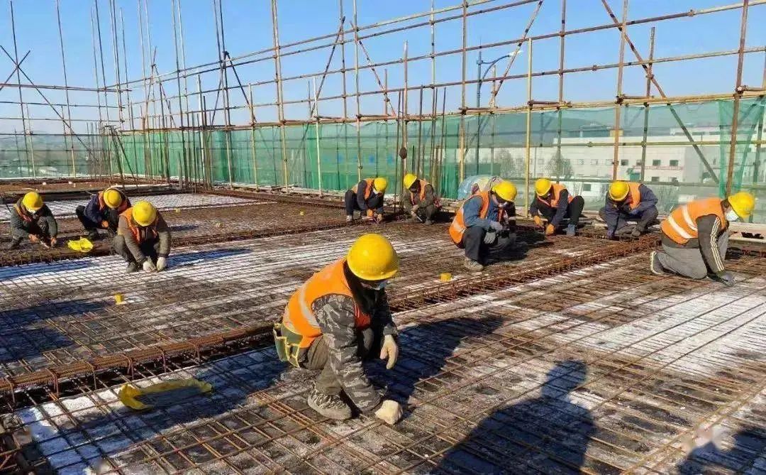 项目现场,工人正在加紧施工。施工方供图