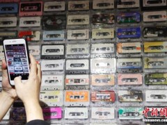 资料图为周杰伦在演唱会上表演。中新社发 陈路 摄