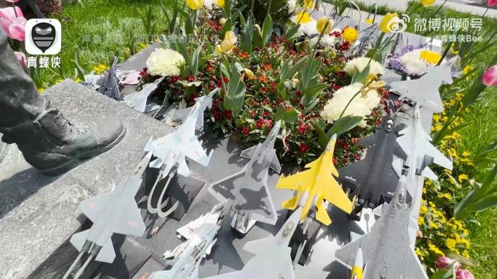 王伟墓前飞机模型。中国青年网短视频账号青蜂侠Bee官方微博视频截图。