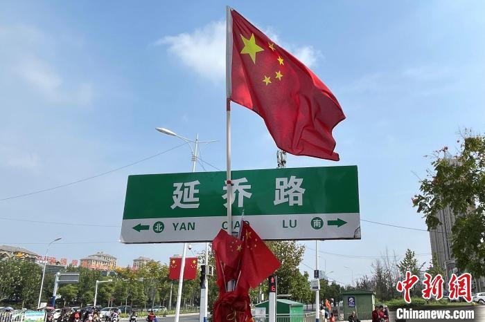 延乔路路牌。门睿 摄