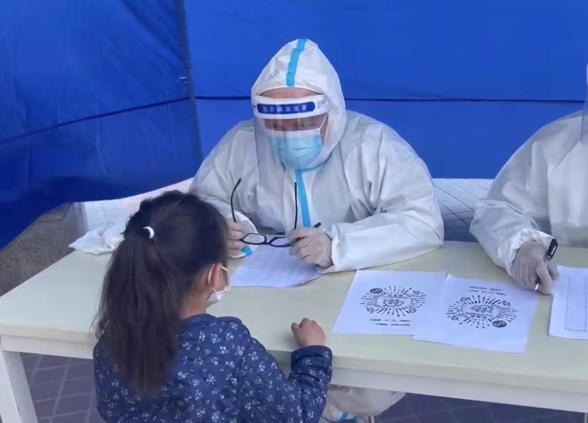 　　4月4日，丹麦企业家李曦萌在社区当核酸检测志愿者。受访者供图