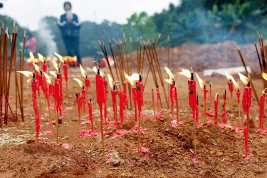3月22日,广西梧州市藤县,坠机地点附近村民烧香点烛祈福航班全员平安。图/澎湃影像