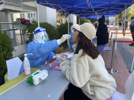 龙南佳苑核酸检测现场。(新华社记者 胡洁菲摄)