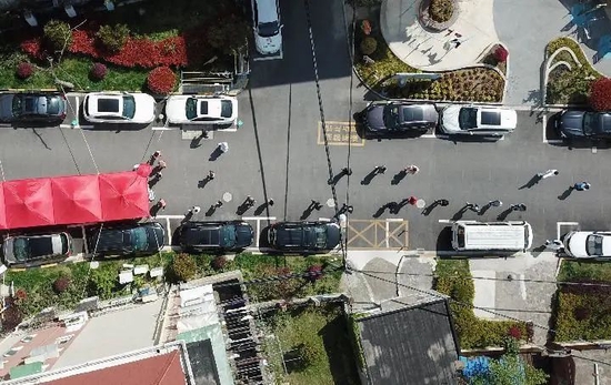 浦东新区东一居民区,市民在排队进行核酸检测。(新华社记者 丁汀摄)