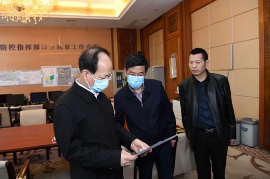 石泰峰查看值班值守表 图源:内蒙古日报