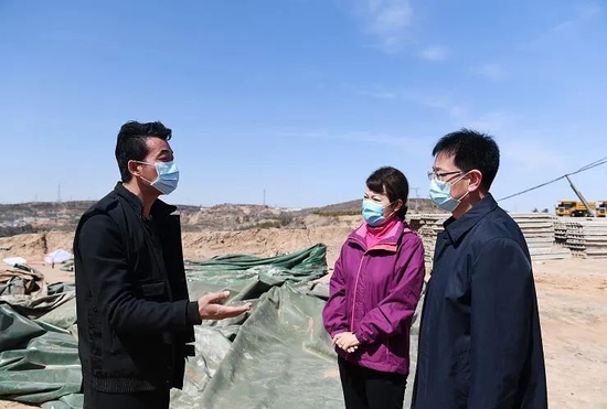 王莉霞在大塔新村暗访