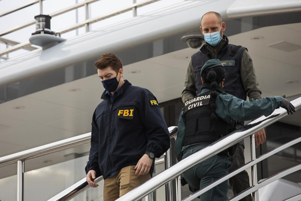 4月4日,美联邦调查(FBI)特工和西班牙国民警卫队从游艇上下来 图自外媒
