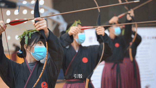 郑州市四十七中的学生在射柳活动中。(图源:大象新闻)