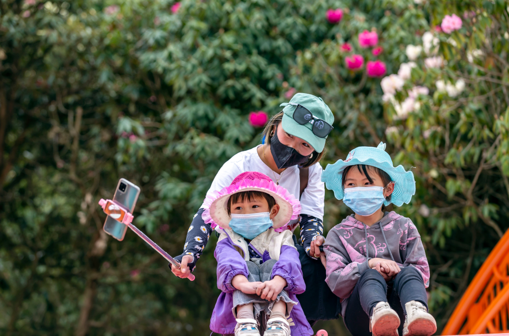 4月4日,游客在贵州省毕节市百里杜鹃金坡景区赏花拍照。新华社发(范晖摄)